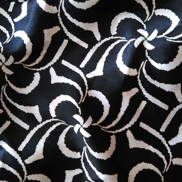 Black and White Design Halter Top. - Picture 4 of 5